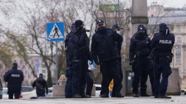 Varşova, Polonya 04.15.2020 - Girişimcilerin protestosu, sokağa çıkma yasağı saatlerinde maskeli ve kameralı birçok polis memuru Varşova sokaklarında