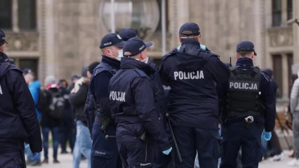 Warschau, Polen 04.15.2020 - Protest van Ondernemers, Veel politieagenten op straat als gevolg van protesten in Warschau met gezichtsmaskers en camera in de avondklok — Stockvideo