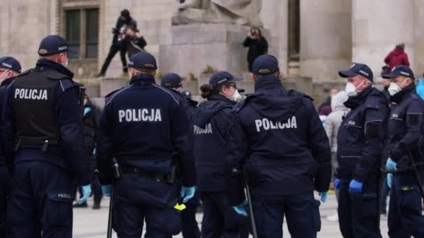 Varsovia, Polonia 04.15.2020 - Protesta de los empresarios, Muchos agentes de policía en las calles debido a las protestas en Varsovia con mascarillas en el toque de queda — Vídeos de Stock