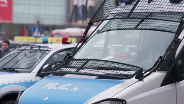 Varsovia, Polonia 04.15.2020 - coche de policía escolta a los manifestantes durante una protesta callejera contra los againts PiS — Vídeos de Stock