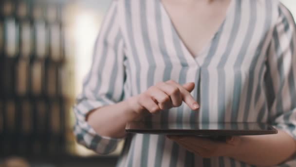 Mujer trabajando en una tableta futurista con una tierra holograma y texto 5G . — Vídeo de stock