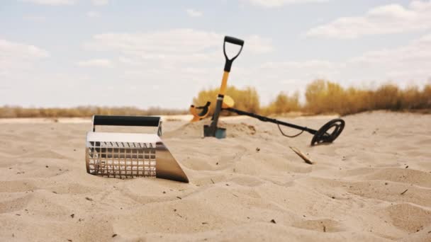Набор инструментов для исследования и рытья драгоценных металлов в песке. Металлодетектор, совок и лопата . — стоковое видео