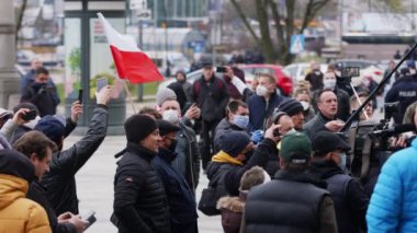 Varşova, Polonya 04.15.2020 - Sokağa çıkma yasağının ortasında Plac Defilad 'da küçük otobüs sahiplerinin organize protestosu. Akıllı telefonlardan kalabalık konuşma kaydı