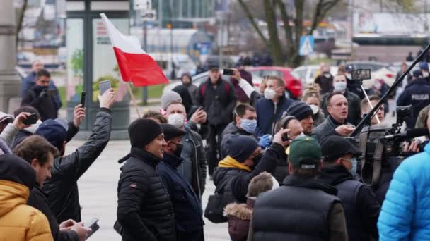 Warszawa, Polska 04.15.2020 - Zorganizowany protest właścicieli małych firm na placu Defilad, w środku godziny policyjnej. Mowa nagrań tłumu na smartfonach — Wideo stockowe