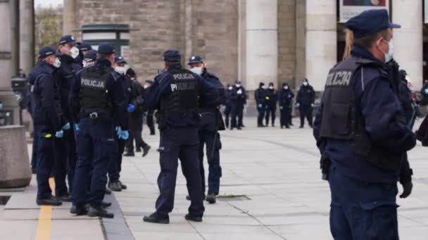 Warschau, Polen 15.04.2020 - Protest von Unternehmern, viele Polizisten auf den Straßen wegen Protesten in Warschau mit Gesichtsmasken in den Sperrstunden — Stockvideo