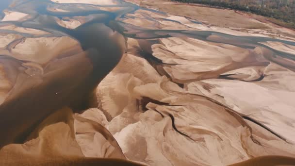 Dramatische luchtfoto van de lege Vistula rivierbedding in Polen. Zeer droge zomer. Droogte natuurramp. — Stockvideo