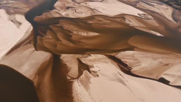 Vista aérea del lecho del río seco. Paisaje dramático de los bancos de arena. Calentamiento global y desastres naturales — Vídeos de Stock