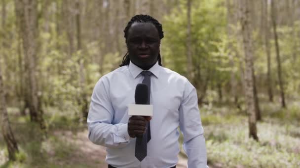 Jornalista africano a reportar na floresta. notícias de última hora — Vídeo de Stock