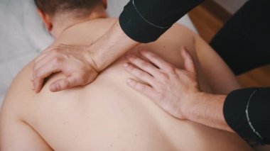 Fizyoterapist hastaya sırt masajı yapıyor, yavaş çekim yakın çekim