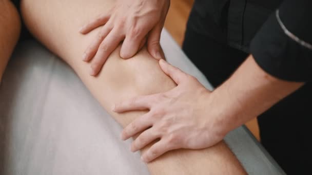 物理疗法。技术员检查膝关节的柔韧性 — 图库视频影像