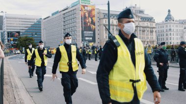 Varşova, Polonya, 05.07.2020 - Girişimcilerin Protestosu. Yüz maskeli Polonyalı polis memurları, eylemlere yürüyorlar.