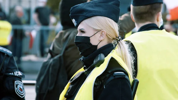 Warszawa, Polen, 05.07.2020 - Protest av entreprenörerna. Kvinna, en polis med ansiktsmasker med sina kollegor på demonstrationerna — Stockfoto