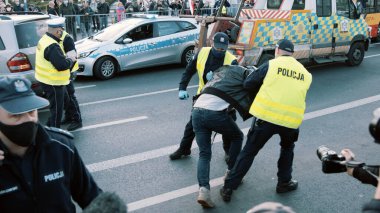 Varşova, Polonya, 05.07.2020 - Girişimcilerin Protestosu. Polis memurları protestocuları tutukluyor.