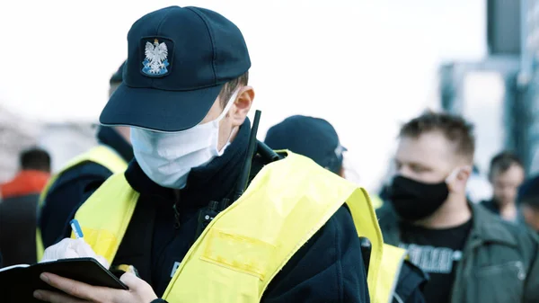 Varsavia, Polonia, 05.07.2020 - Protesta degli imprenditori. Ufficiale di polizia che emette l'ammenda per le manifestazioni — Foto Stock