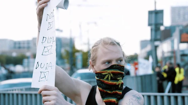 Warschau, Polen, 05.07.2020. - Protest der Unternehmer. Eine Person im Besitz von Toilettenpapier mit geschlossenem Namen DUDA, amtierender Präsident Polens — Stockfoto