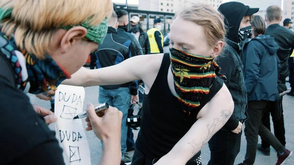 Varsovia, Polonia, 05.07.2020 - Protesta de los empresarios. Grupo de personas dibujando casilla de verificación con nombre actual presidente polaco DUDA en papel higiénico —  Fotos de Stock