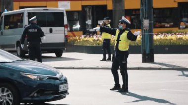 Varşova, Polonya, 05.07.2020. - Girişimcilerin protestosu. Polis memuru gösteriler sırasında trafiği düzenledi