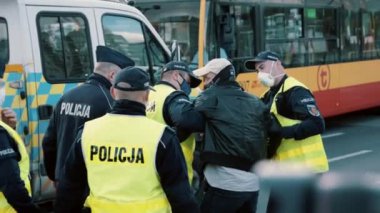 Varşova, Polonya, 05.07.2020 - Girişimcilerin Protestosu. Polis memurları protestocuları tutukluyor.