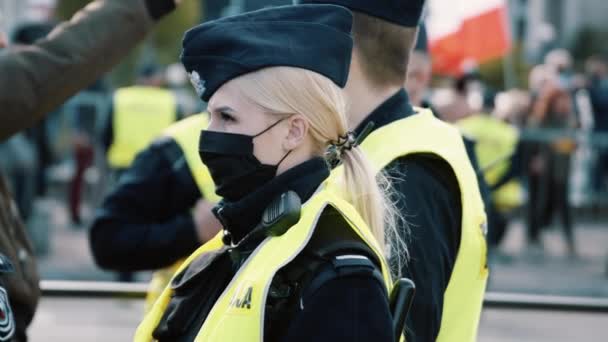 Varsovia, Polonia, 05.07.2020 - Protesta de los empresarios. Mujer, un oficial de policía con la cara enmascarada con sus colegas en las manifestaciones — Vídeos de Stock