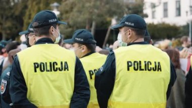 Varşova, Polonya, 05.07.2020 - Girişimcilerin Protestosu. Maskeli genç polis memurları. 