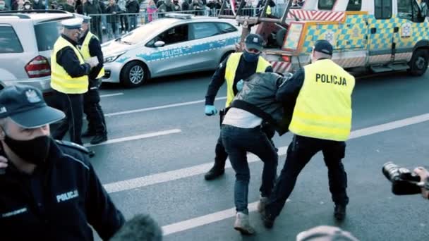ワルシャワ、ポーランド、 05.07.2020 -起業家の抗議。暴力的な抗議者を逮捕する警察官 — ストック動画