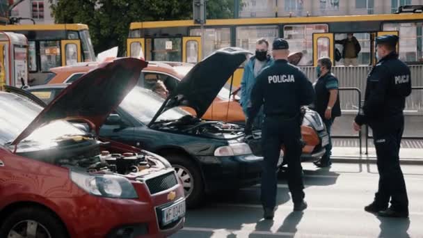 Varsovia, Polonia, 05.07.2020 - Tres conductores de automóviles bloquearon el tráfico fingiendo un fallo de coche. Protesta de los empresarios . — Vídeos de Stock