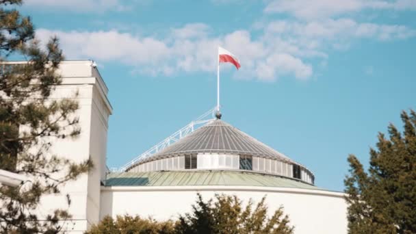 Warszawa, Polska, 05.07.2020. - Sejm Rzeczypospolitej Polskiej. Budynek Parlamentu z polską flagą wiszącą na wietrze. protest o przedsiębiorcy — Wideo stockowe