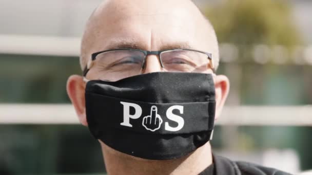 Varsovia, Polonia 05.07.2020 - Protesta de los empresarios. Retrato del hombre máscara facial PiS Anti PiS - el partido gobernante . — Vídeos de Stock