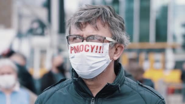 Warschau, Polen, 05.07.2020. - Protest der Unternehmer. Porträt eines Mannes mit Gesichtsmaske mit schriftlicher HILFE — Stockvideo