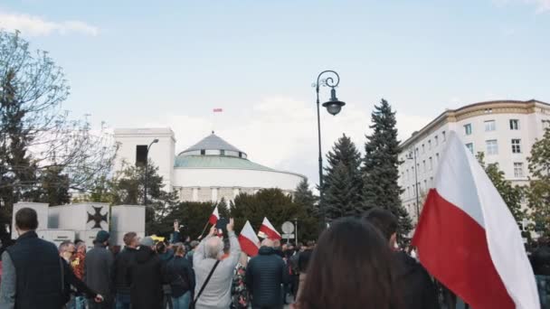 Warszawa, Poland, 05.07.2020 - Протест підприємців. Люди протестують перед будівлею парламенту. — стокове відео