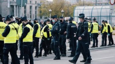 Varşova, Polonya, 05.07.2020 - Girişimcilerin Protestosu. Bir grup polis memuru gösterilerde yeniden toplanıyor.