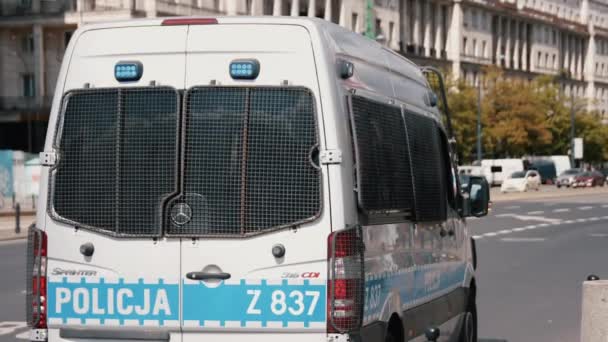 Varsovia, Polonia, 05.07.2020 Protesta de los empresarios. Primer plano del vehículo de emergencia policial en la calle — Vídeos de Stock