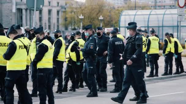 Warszawa, Poland, 05.07.2020 - Протест підприємців. Група поліцейських перегрупувалася на демонстрації. — стокове відео