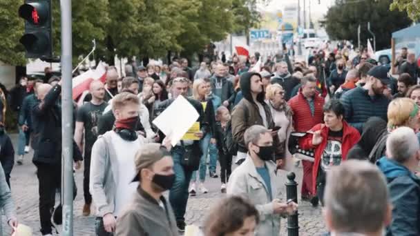 Varsovie, Pologne, 05.07.2020 - Manifestation des entrepreneurs. Grand groupe de personnes en manifestation dans les rues de la ville — Video