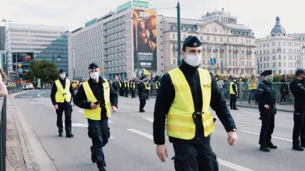 Warszawa, Poland, 05.07.2020 - Протест підприємців. Польські поліцейські з масками обличчя марширують по демонстрації — стокове відео