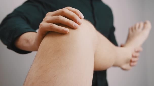 Φυσικοθεραπεία. Τεχνικός επιθεώρησης της ευλυγισίας του γόνατος — Αρχείο Βίντεο