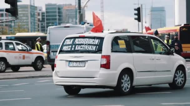 ワルシャワ、ポーランド、 05.07.2020 。-起業家の抗議。ポーランドの旗と書かれたスローガンと車 — ストック動画