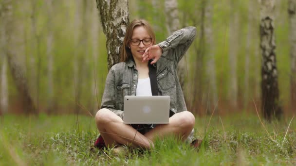 Νεαρή λευκή γυναίκα, τουρίστες σε βιντεοκλήση στο πάρκο. Κοινωνική σύνδεση με την έννοια της απόστασης — Αρχείο Βίντεο