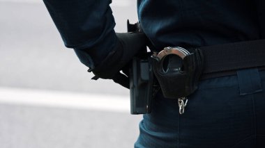 Varşova, Polonya 05.16.2020. - Girişimcilerin protestosu. Silah ve kelepçe ile polis memurunun kemerine ateş edildi.