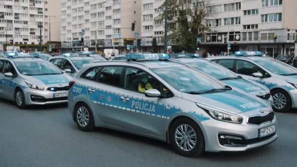 Varşova, Polonya 05.16.2020. - Girişimcilerin protestosu. Yanıp sönen acil durum ışıkları olan polis araçları. — Stok video