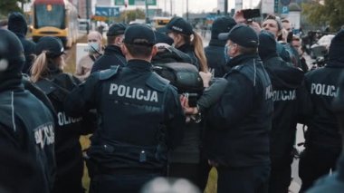 Varşova, Polonya 05.16.2020. - Girişimcilerin protestosu. Polis memurları gruptan şiddet yanlısı kişiyi tutukladı