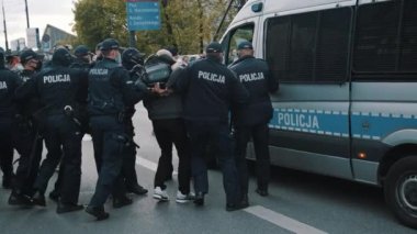 Varşova, Polonya 05.16.2020. - Girişimcilerin protestosu. Polis memurları gruptan şiddet yanlısı kişiyi tutukladı