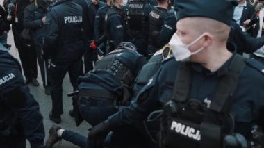 Varşova, Polonya 05.16.2020. - Girişimcilerin protestosu. Polis memurları gruptan şiddet yanlısı kişiyi tutukladı