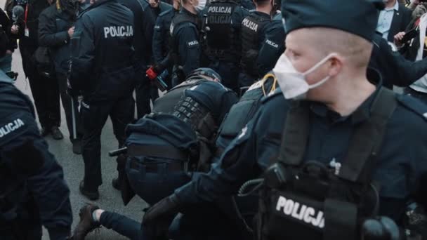 Warsaw, Poland 05.16.2020. - Protest of the Entrepreneurs. Police officers arresting violent man from the group — Stock Video