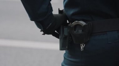 Varşova, Polonya 05.16.2020. - Girişimcilerin protestosu. Silah ve kelepçe ile polis memurunun kemerine ateş edildi.