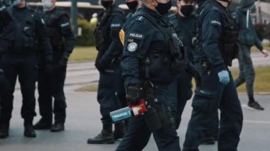 Varşova, Polonya 05.16.2020. - Girişimcilerin protestosu. Yüz maskeli polis memurları protestoyu koruyor.