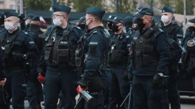 Varşova, Polonya 05.16.2020. - Girişimcilerin protestosu. Yüz maskeli polis memurları protestoyu koruyor.