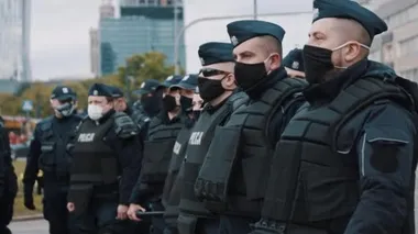 Varşova, Polonya 05.16.2020. - Girişimcilerin protestosu. Yüz maskeli polis memurları protestoyu koruyor.