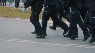 Varşova, Polonya 05.16.2020. - Girişimcilerin protestosu. Protestoda çalışan polis memurları. Düşük açı