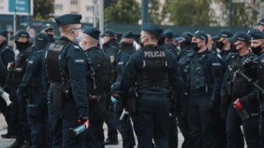 Varşova, Polonya 05.16.2020. - Girişimcilerin protestosu. Yüz maskeli polis memurları protestoyu koruyor.